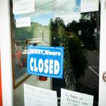 Sorry We are closed の札がかかった商店の写真
